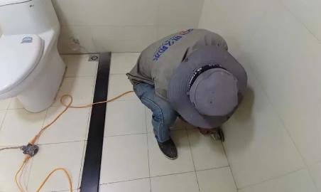 上街区卫生间补漏